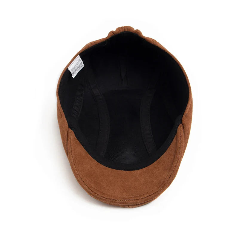 Vue latérale d'un béret en daim sur une tête de mannequin