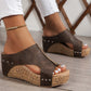 Vue latérale de sandales peep toe avec plateforme intégrée
