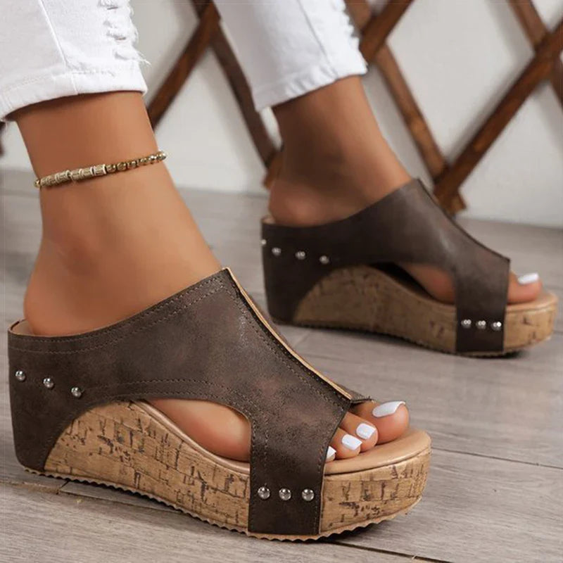 Vue latérale de sandales peep toe avec plateforme intégrée