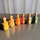 Détails des couleurs vives des boules en bois