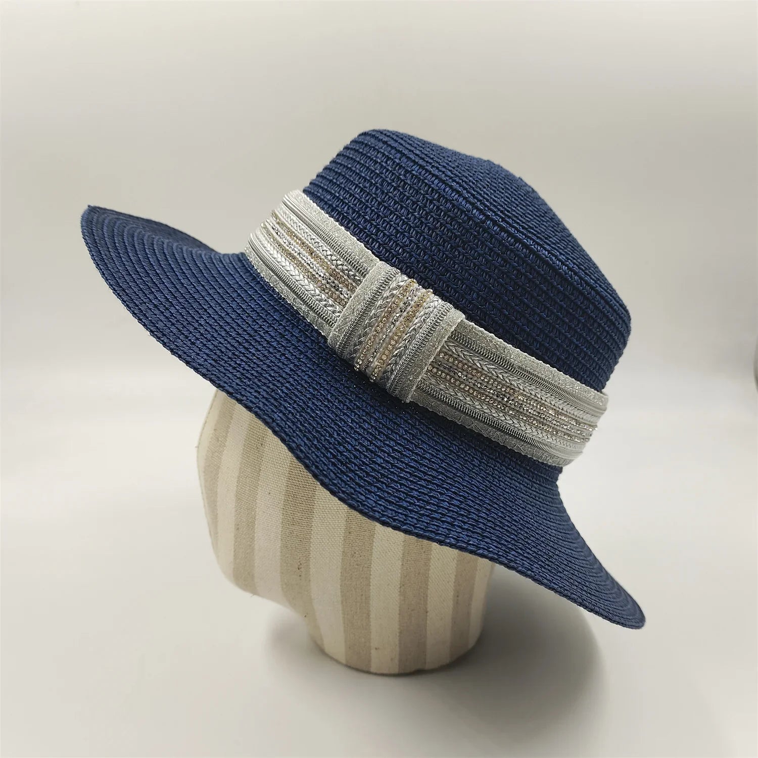 Chapeau de paille avec ruban noir, posé sur une table