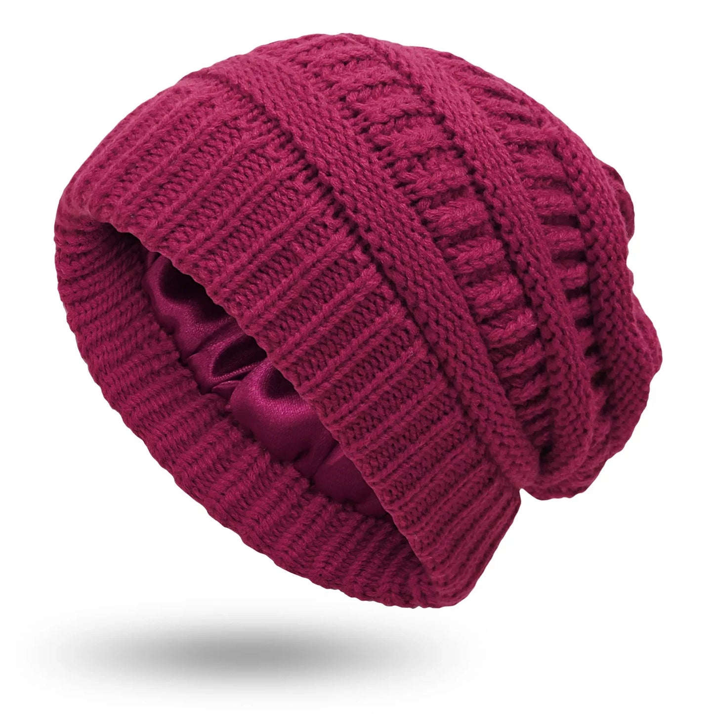 Femme souriante portant le bonnet, ambiance hivernale