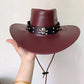 Chapeau cowboy sur fond de ciel bleu clair