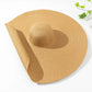 Chapeau de paille avec large bordure sur fond blanc