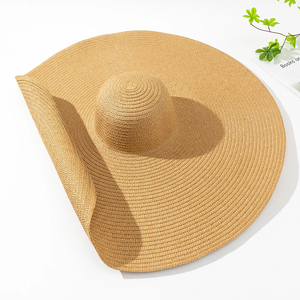 Chapeau de paille avec large bordure sur fond blanc