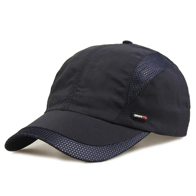 Casquette posée sur un fond neutre, soulignant sa texture