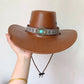 Chapeau cowboy posé sur une table en bois rustique