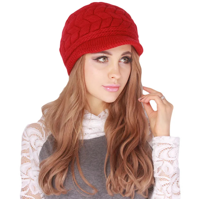 Bonnet tricoté torsadé sur fond blanc, vue de face
