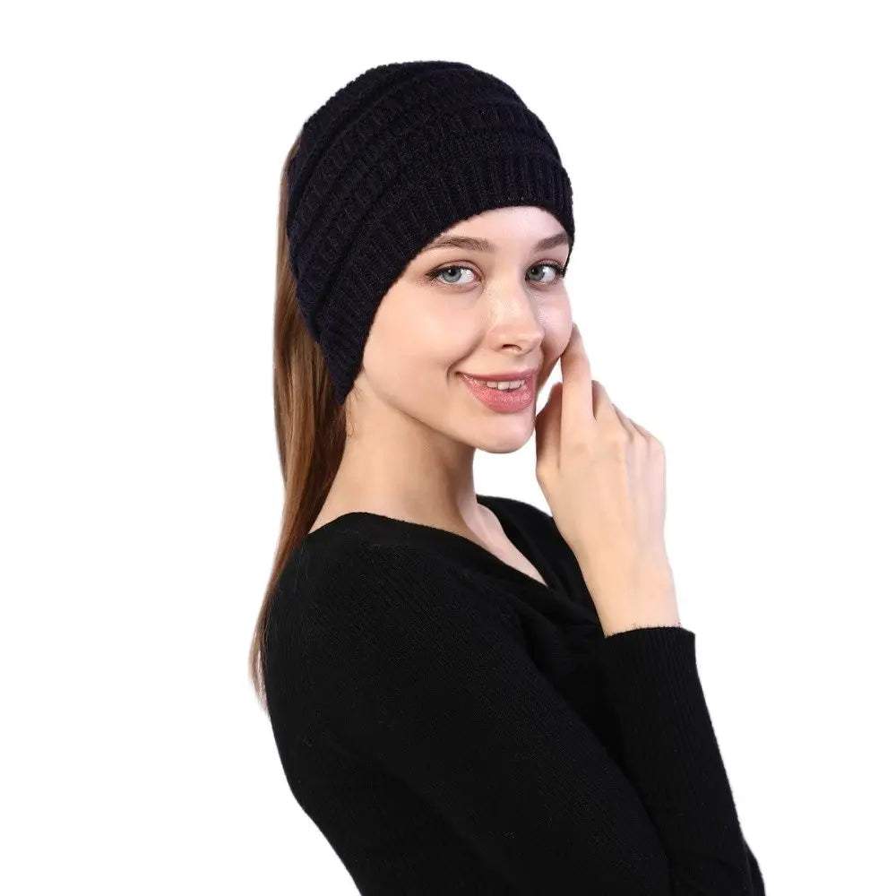 Vue de côté d'un bandeau en tricot rouge vif