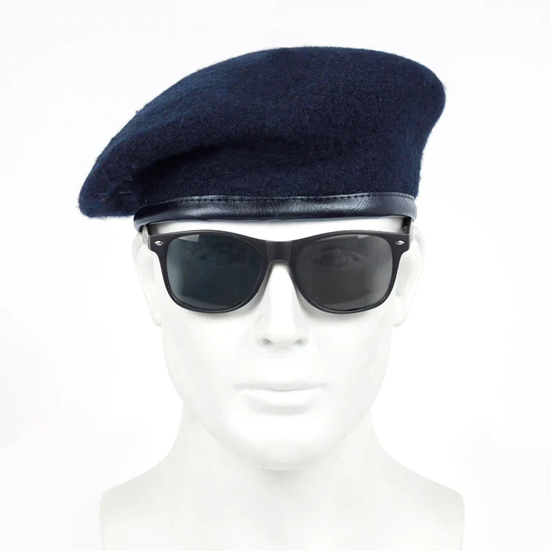 Béret posé sur une table en bois, éclairage doux