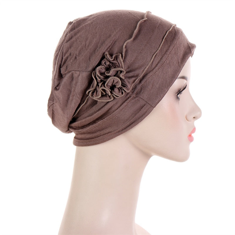 Vue de face du bonnet marron uni pour femme