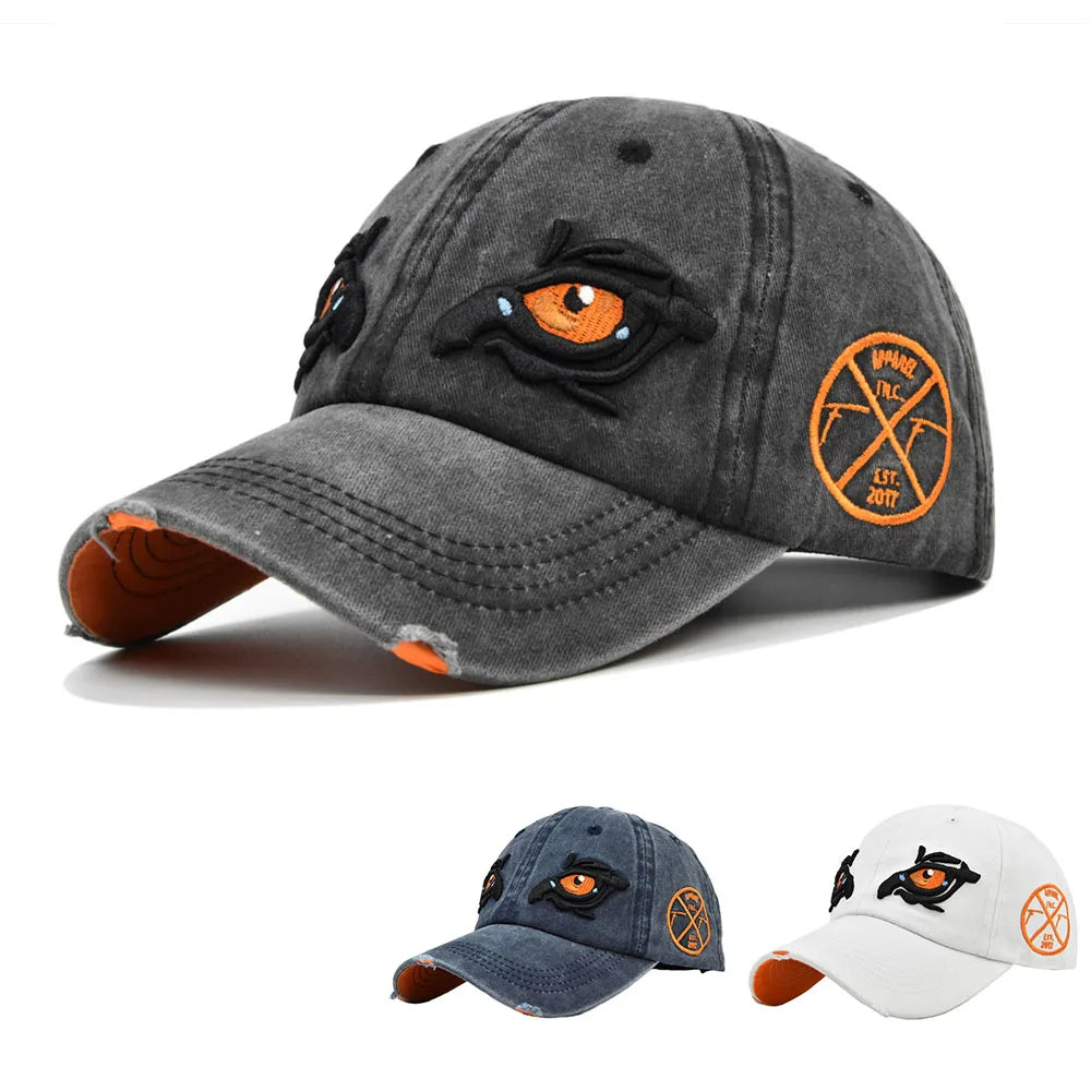 Vue latérale d'une casquette grise avec broderie