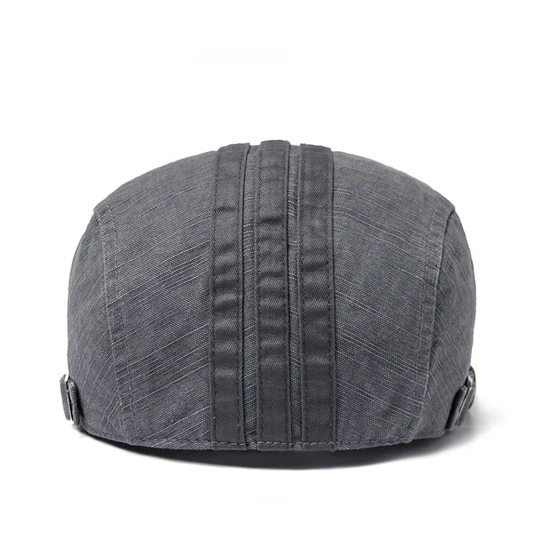Homme de profil avec béret, fond urbain flou