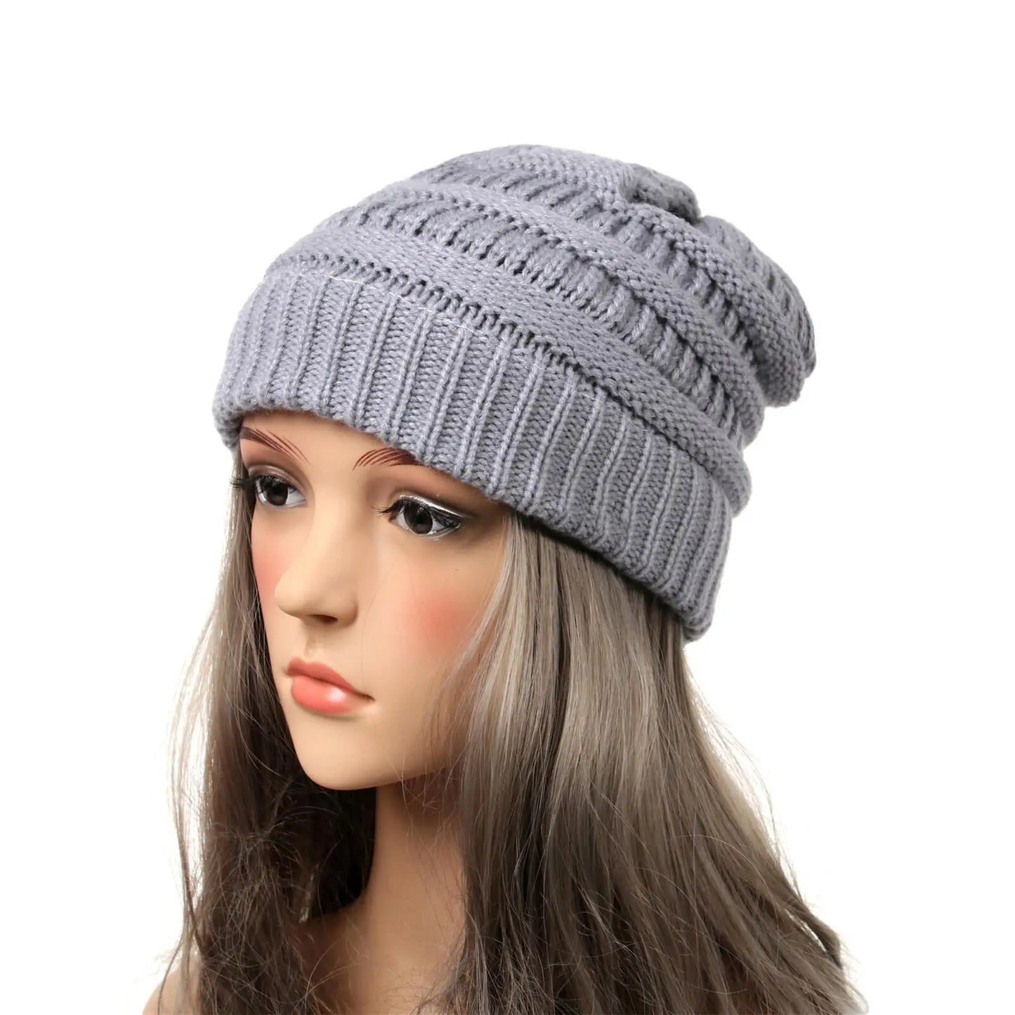 Gros plan sur la maille torsadée du bonnet, couleur grise