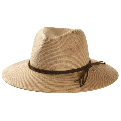 Chapeau de paille plié, illustrant sa flexibilité et son rangement facile