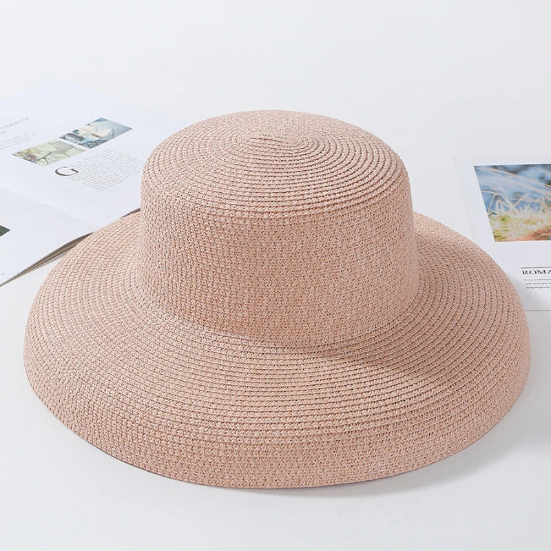 Chapeau de paille posé sur une table en bois