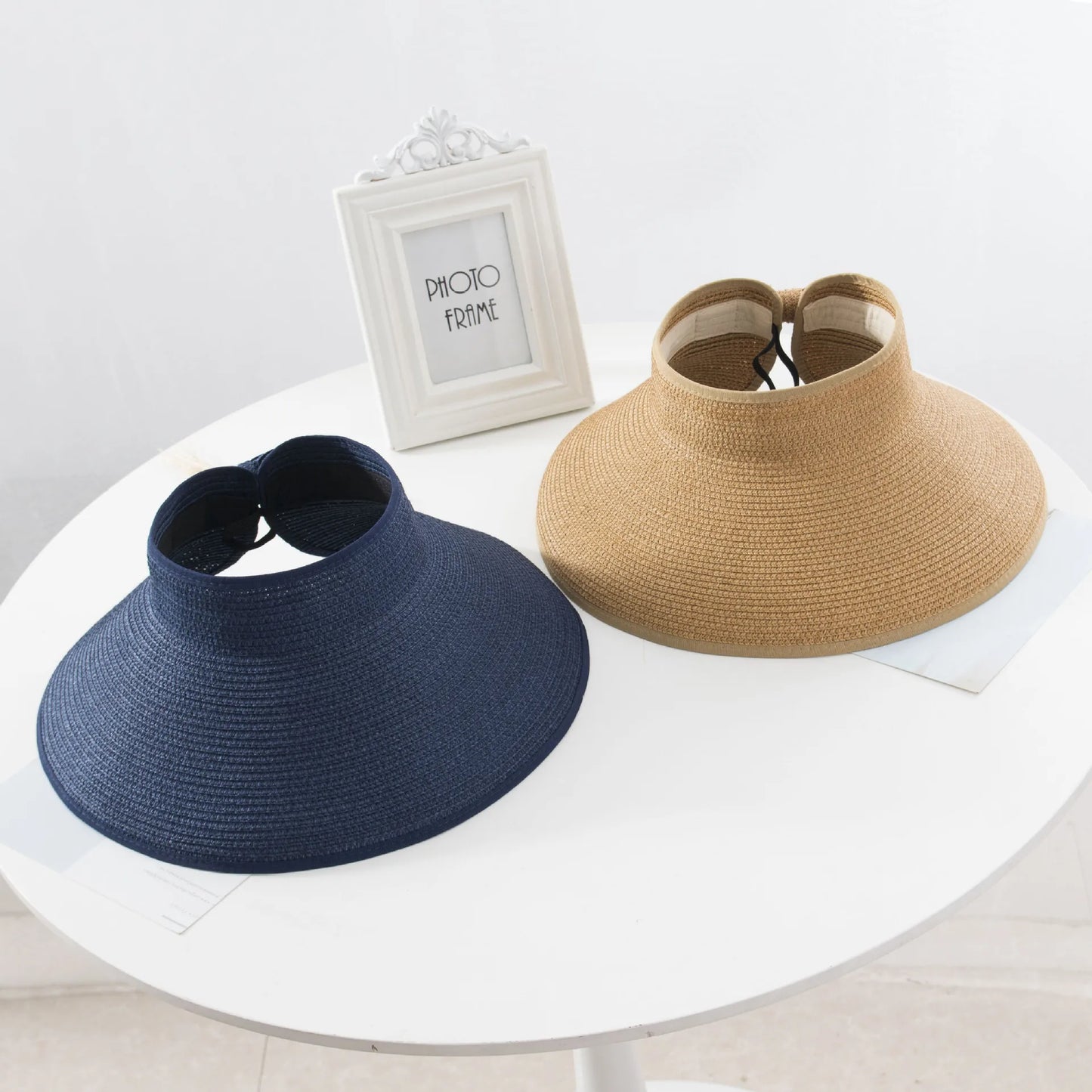 Chapeau de paille plié à côté d'un sac de plage