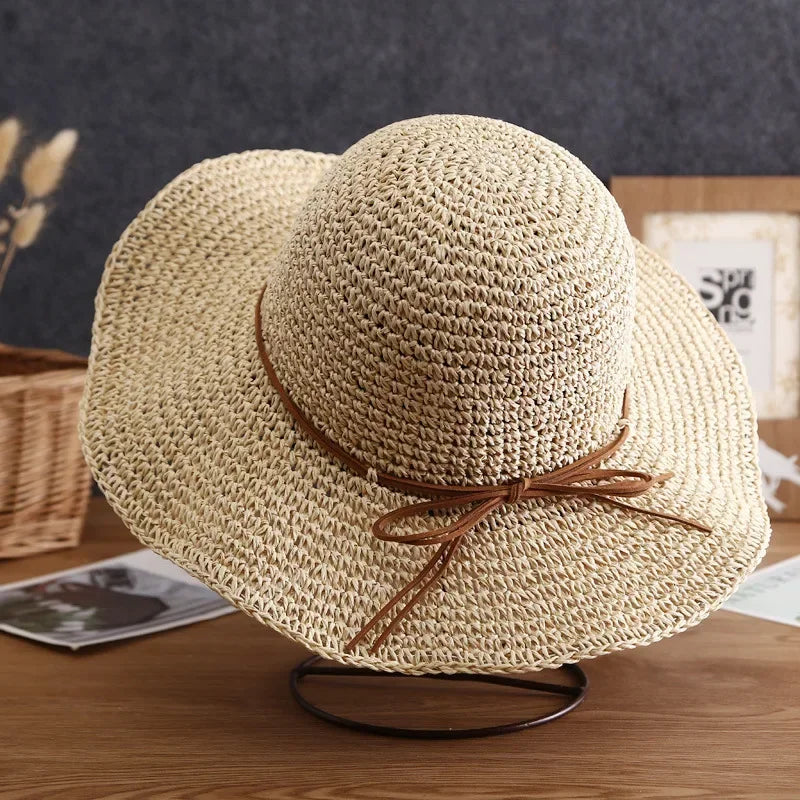 Chapeau de paille large avec ruban noir, vue de côté