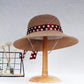 Vue de dessus d'un chapeau de paille aéré et léger