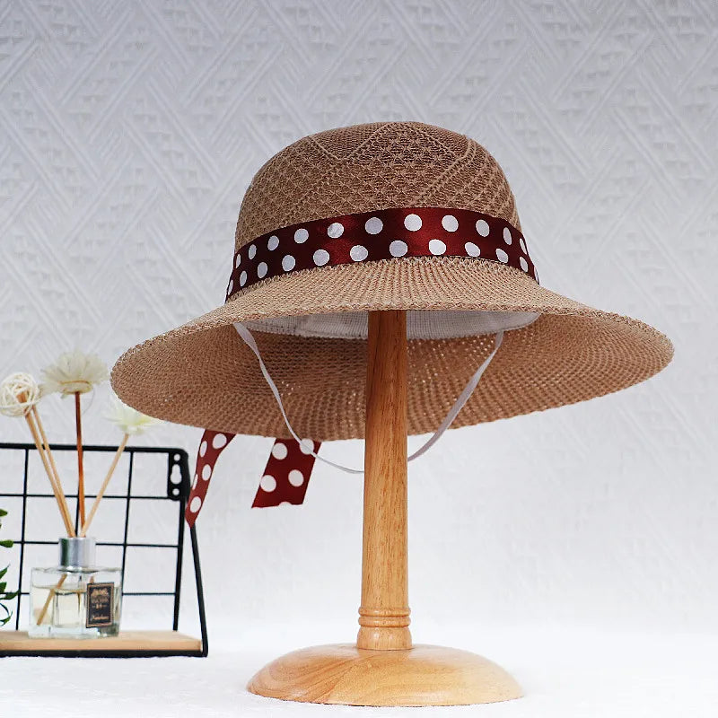 Vue de dessus d'un chapeau de paille aéré et léger