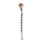 Attache sucette en bois et silicone sur une couverture douce
