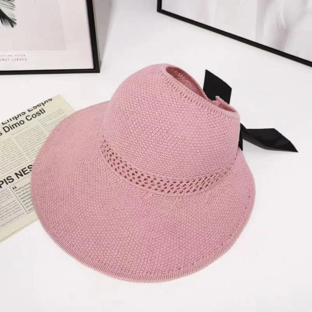 Chapeau sur une surface en bois, prêt pour l'été