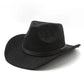 Chapeau cowboy sur une chaise en bois dans un ranch
