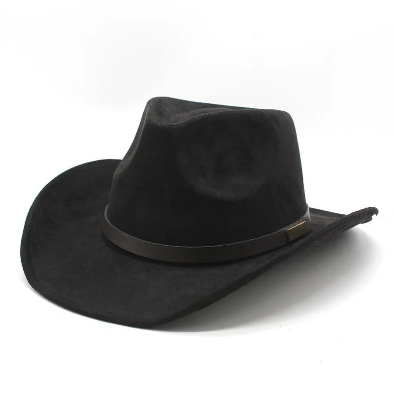 Chapeau cowboy sur une chaise en bois dans un ranch