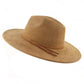Vue de côté d'un chapeau en suède beige sur mannequin