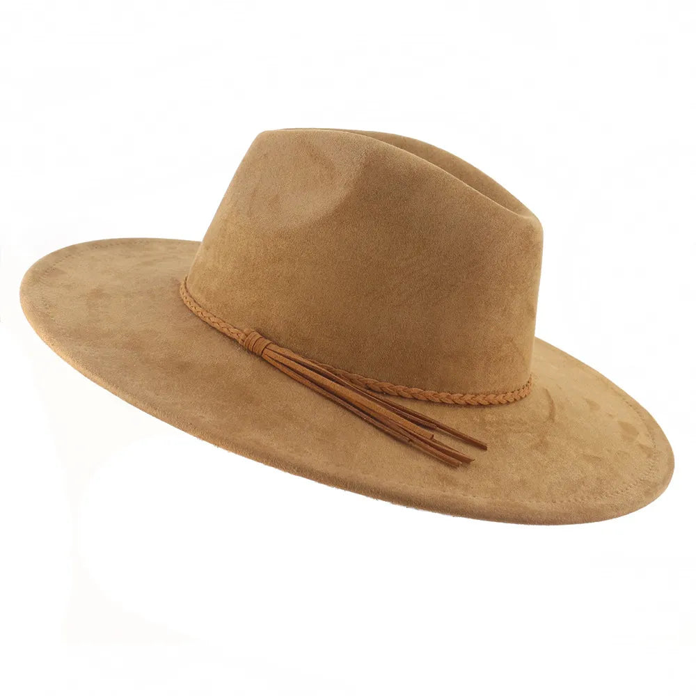 Vue de côté d'un chapeau en suède beige sur mannequin