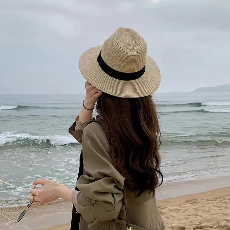 Gros plan sur le tissage aéré du chapeau Panama