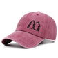 Casquette sur fond neutre, soulignant son design intemporel