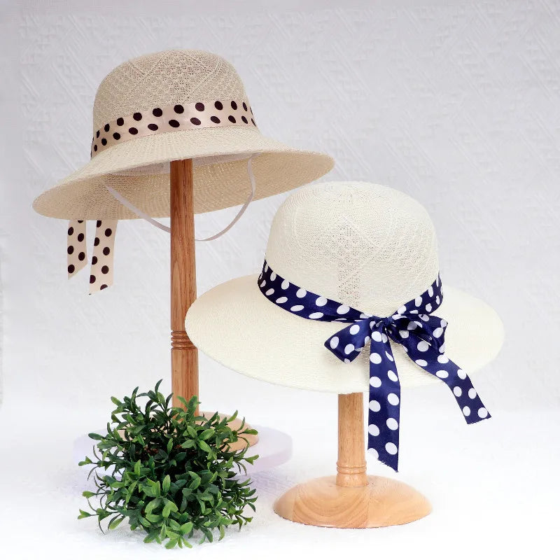 Chapeau de paille sur fond de plage, ambiance estivale