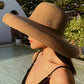 Chapeau de paille avec large bord sur fond blanc