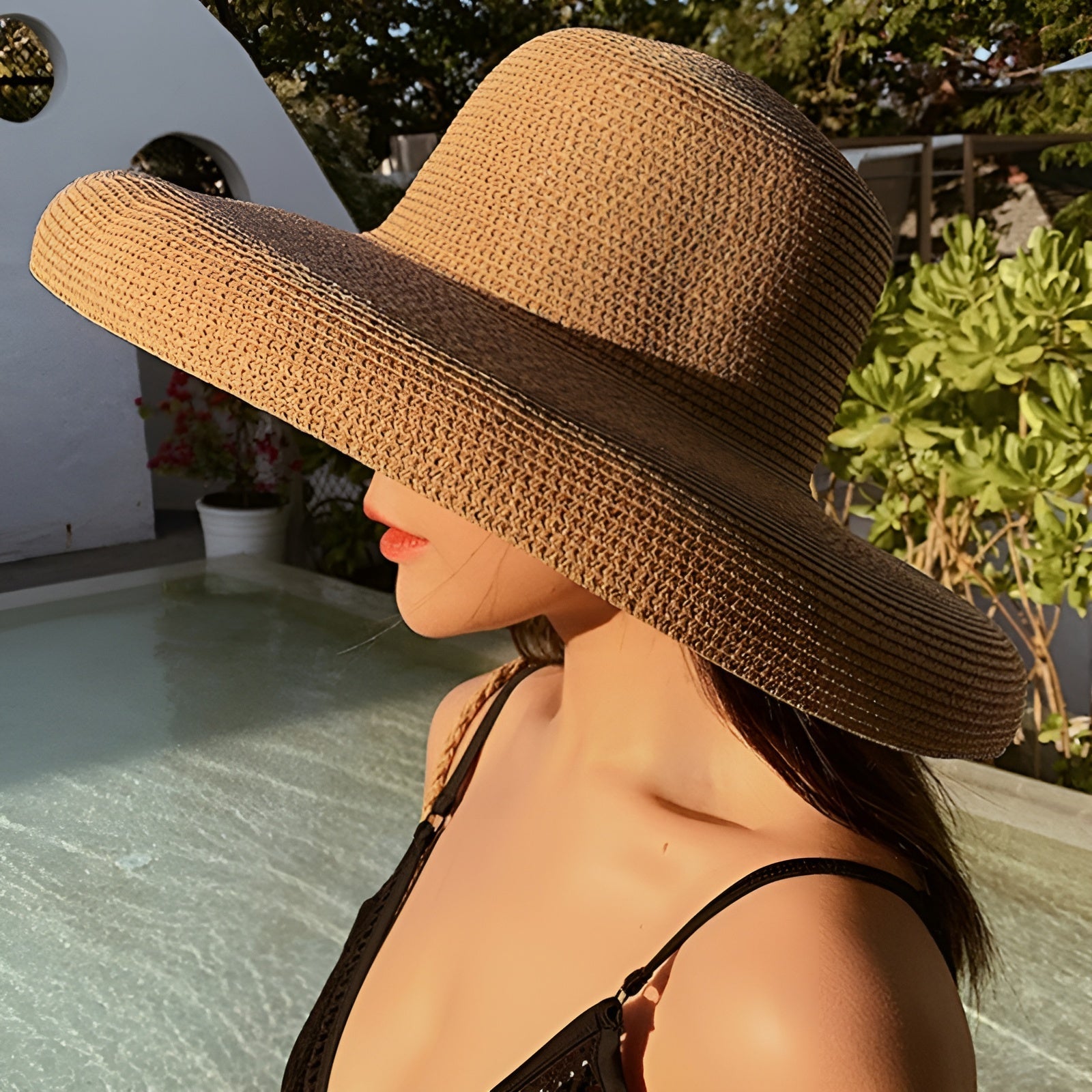 Chapeau de paille avec large bord sur fond blanc