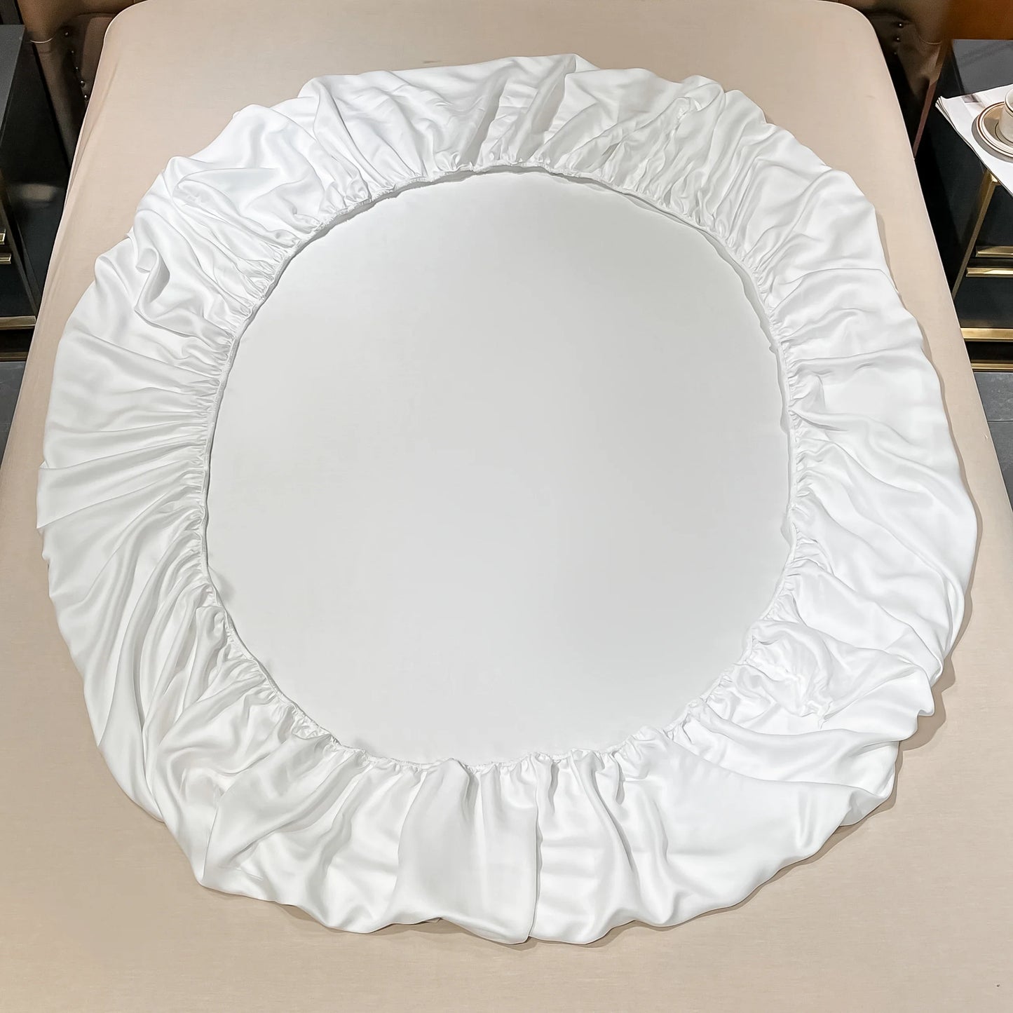 Détail des coins ajustés du drap-housse en soie