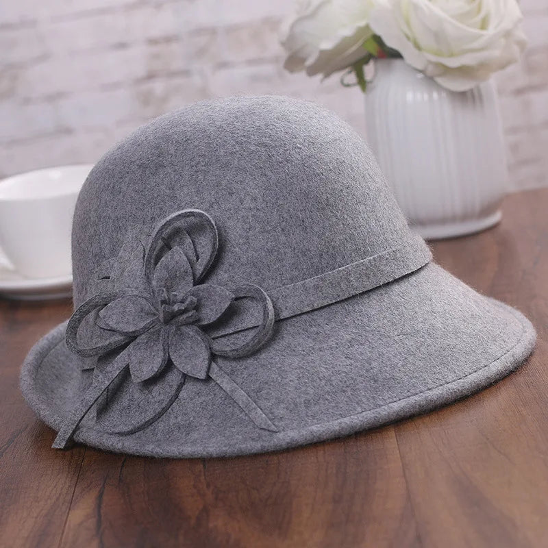 Chapeau cloche en laine noire avec bandeau en satin