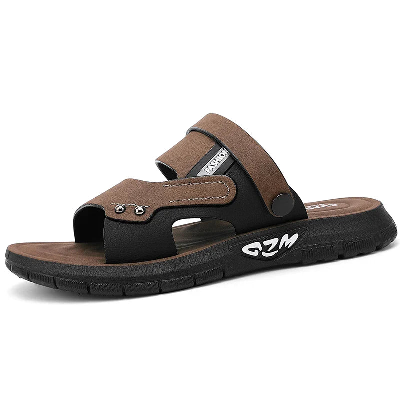 Sandales sur fond neutre, soulignant leur silhouette active