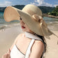 Chapeau de paille femme sur fond blanc, vue de côté