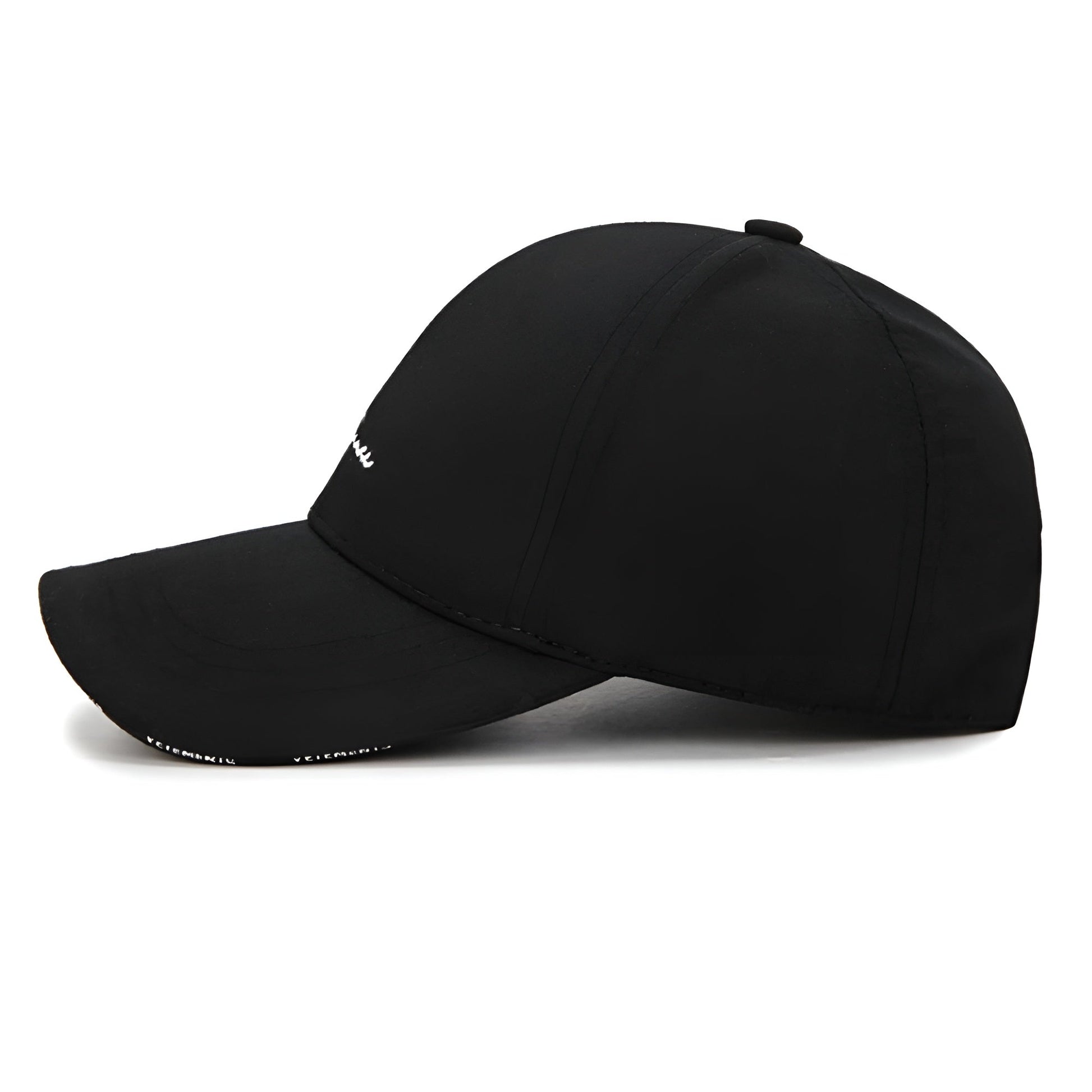 Casquette ajustable grise, détails de couture visibles