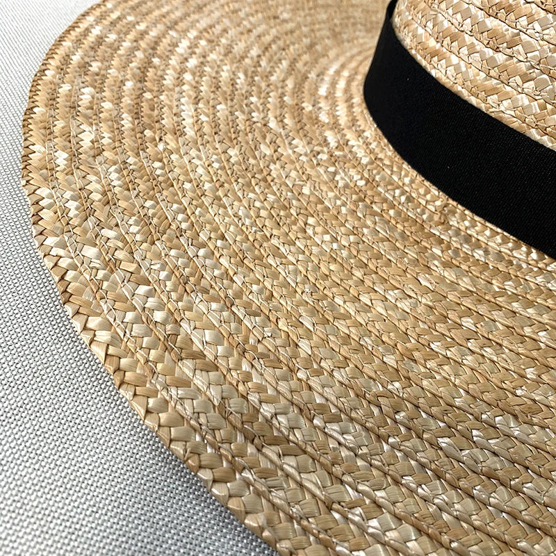 Vue de dessus d'un chapeau de paille aéré