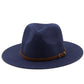 Chapeau Panama avec ruban noir sur fond blanc