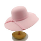 Chapeau Fedora beige sur fond blanc, style intemporel