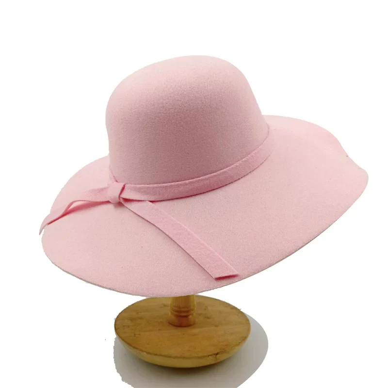 Chapeau Fedora beige sur fond blanc, style intemporel