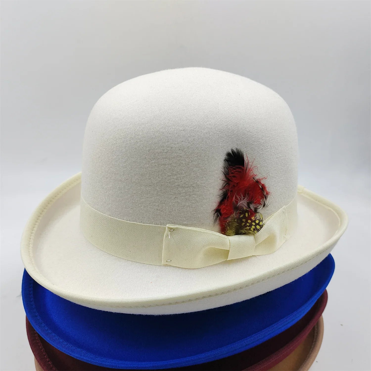 Chapeau melon posé sur une surface réfléchissante