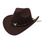 Chapeau cowboy sur fond de prairie ensoleillée