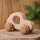 Voiture en bois naturel sur fond blanc