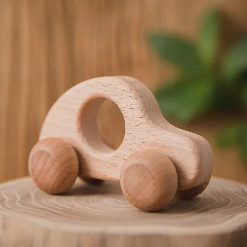 Voiture en bois naturel sur fond blanc