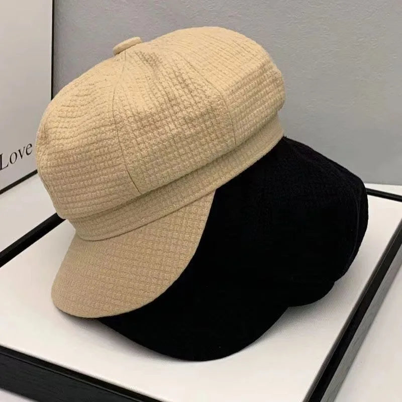Casquette gavroche posée sur une table en bois clair