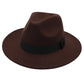 Chapeau Fedora rouge sur une étagère en bois clair